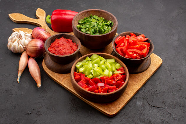 胡椒前视不同的蔬菜搭配绿色的灰色背景沙拉餐健康成熟辛辣辛辣饮食一餐