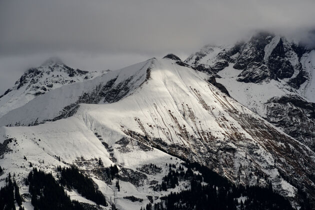 乡村云天下高山山脉的高角度拍摄风景风景阿尔卑斯山