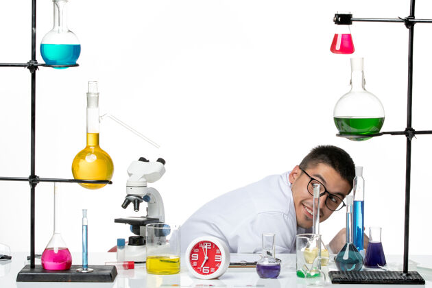 坐前视图穿着白色医疗服的男性化学家坐在一个白色背景上 躲在病毒科学冠状病毒-大流行实验室专业实验室医学