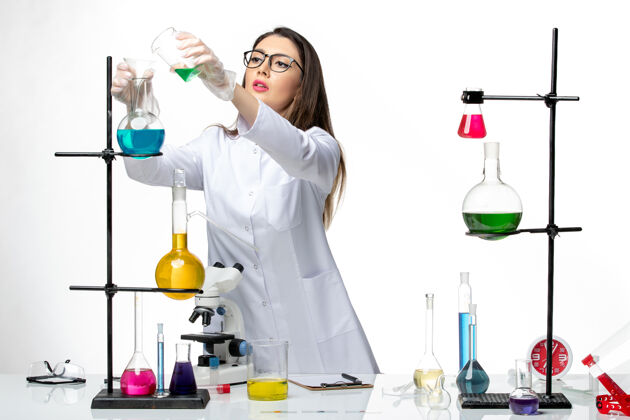 实验室前视图：穿着无菌医疗服的女化学家在白色背景上工作 实验室病毒共价-大流行科学医生解决方案肖像