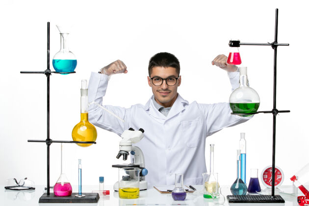 罐子前视图穿着白色医疗服的男性化学家坐在白色背景的柯维氏病病毒科学实验室里 用溶液弯曲医学科学套装