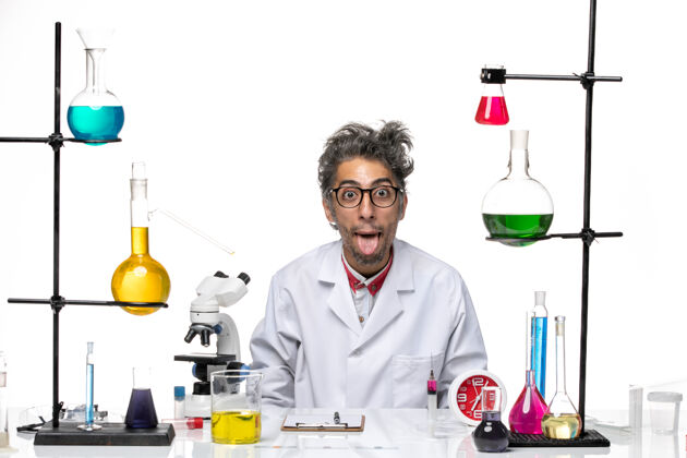 视图前视图疯狂的科学家在一个白色的背景病毒实验室化学冠状病毒上摆出滑稽的姿势实验室外套医生礼仪