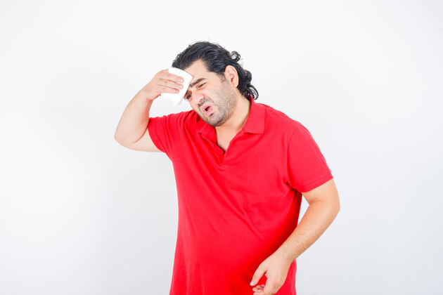 感冒中年男子穿着红色t恤擦汗水 看上去很不舒服 正面图流感肖像前面