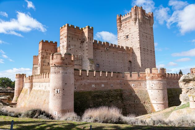 地标西班牙麦地那德尔坎波白天阳光和蓝天下的拉莫塔城堡坎波目的地景观