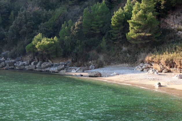 白天意大利斯卡里鹅卵石海滩的景色意大利鹅卵石风景