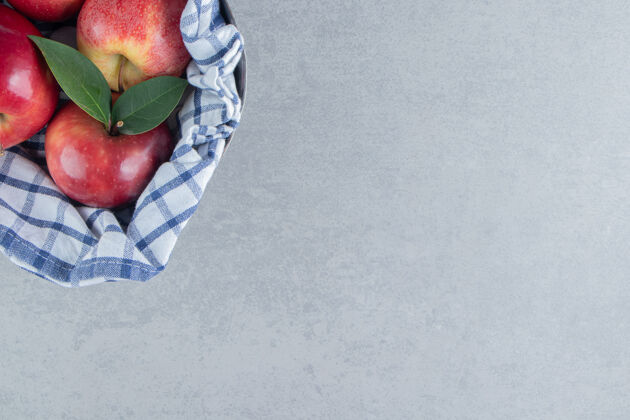 苹果用毛巾把苹果包在大理石上水果毛巾有机