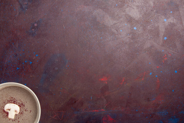 葡萄酒顶视图蘑菇汤内板上的黑暗空间顶部调味品汤
