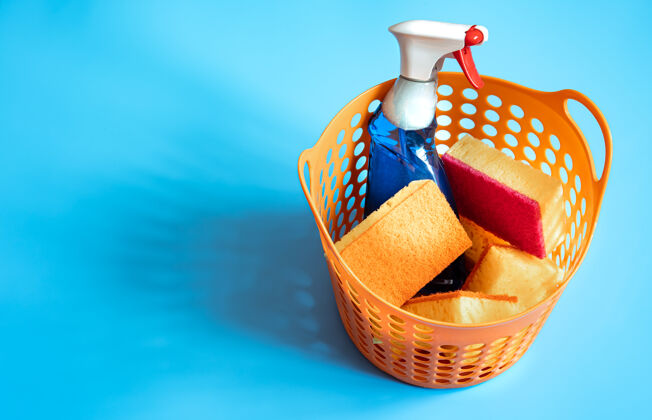 家用丰富多彩的组成与一套明亮的清洁海绵和清洁剂清洁服务理念的背景配件平均值洗涤