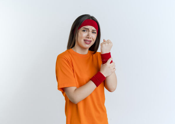 拳头戴着头带和腕带的年轻运动女性 紧握着拳头 看起来手腕孤立成人头带戴
