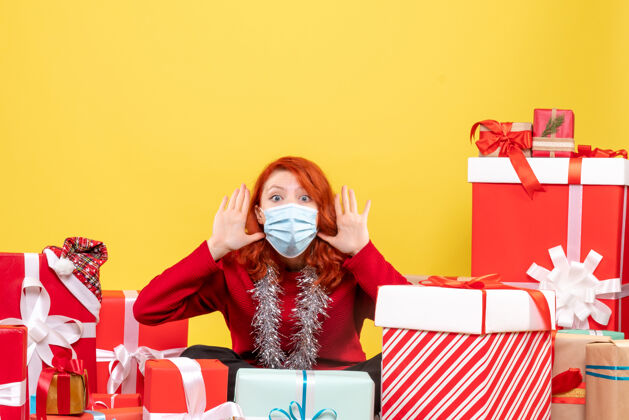 颜色正面图漂亮的女性围坐在黄色的面具上展示礼物微笑病毒圣诞节