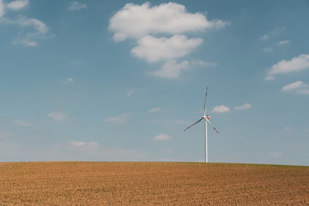 电力蓝天白云下的风机和棕色农场景色工厂可持续性更新