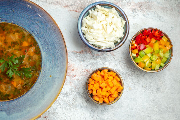 肉顶视图热蔬菜汤与切片蔬菜在白色空间生的食物餐
