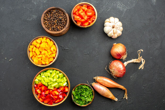 切片顶视图不同的切片辣椒与绿色和调味品的灰色空间午餐水果调味品