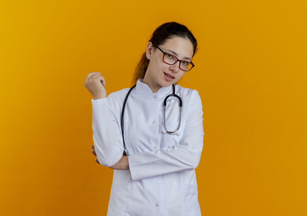 长袍高兴的年轻女医生穿着医疗袍和听诊器与眼镜隔离年轻人人女士