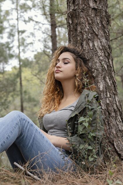 垂直坐在树旁的中枪女人模特蔬菜情感