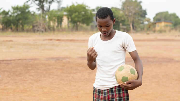 足球一个拿着足球的非洲小孩足球孩子非洲
