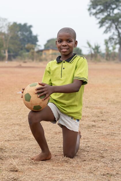 足球一个拿着足球的非洲小孩足球非洲足球比赛