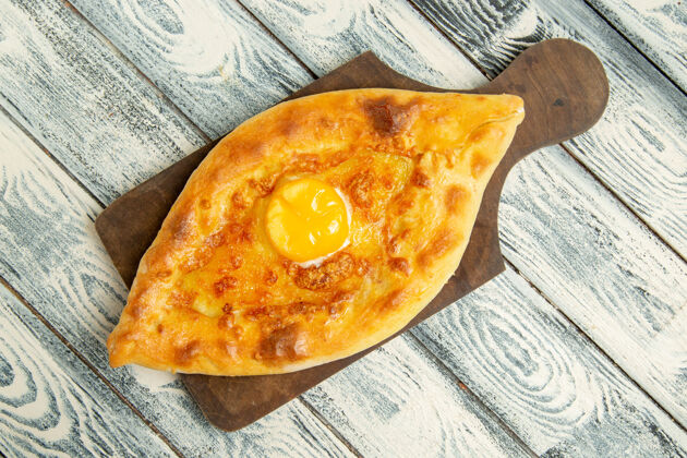 奶酪顶视图美味的鸡蛋面包烤在灰色的乡村空间午餐食物比萨饼