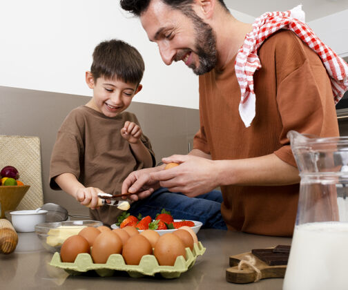 美味特写爸爸和孩子一起做饭童年烹饪食谱