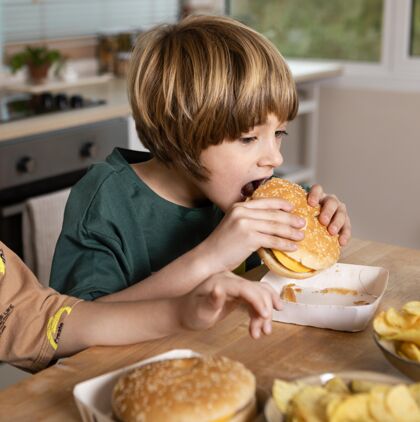汉堡孩子在家吃汉堡有机年轻营养