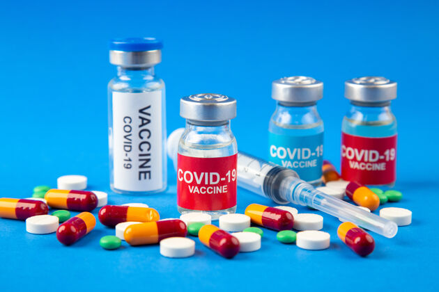 药品特写镜头柯维疫苗在医疗安瓿丸胶囊一次性注射器在黑暗和柔软的蓝色背景处方注射器一次性
