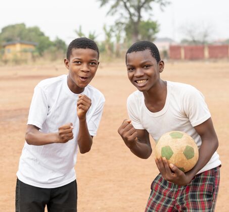 足球比赛非洲男孩？足球足球孩子玩