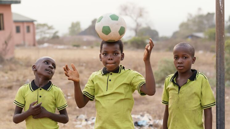 非洲孩子们在踢足球孩子足球比赛玩