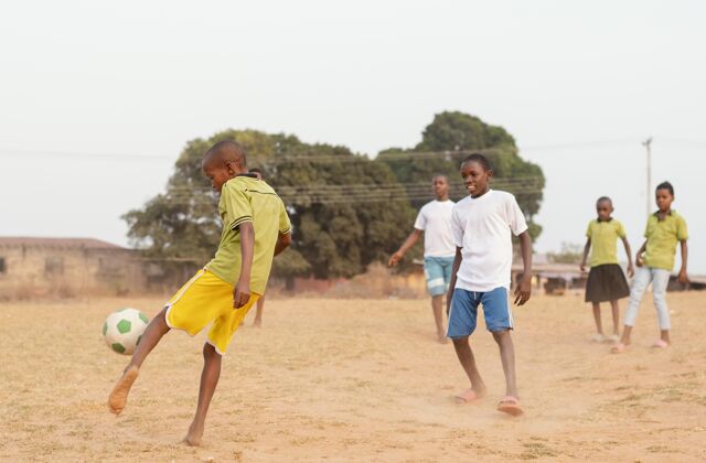 足球孩子们在踢足球足球非洲玩