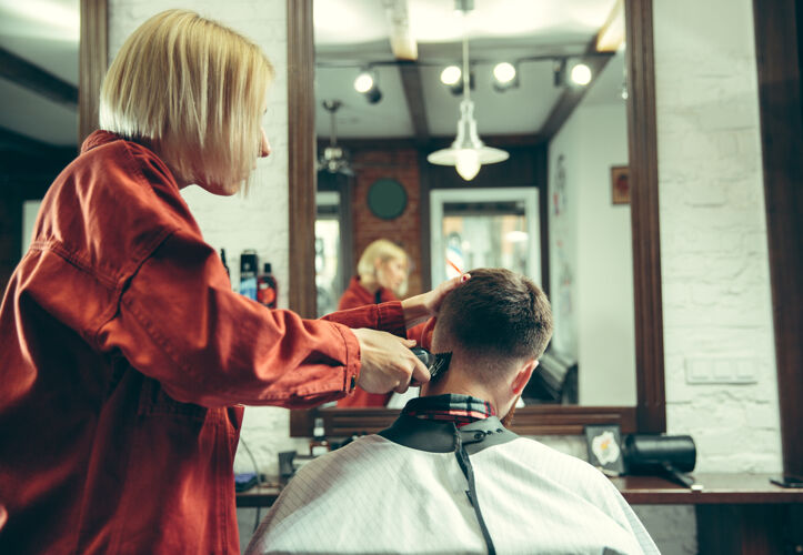刷子客户在理发店剃须女理发师在沙龙性别平等女性在男性职业头发美发师伐木工人