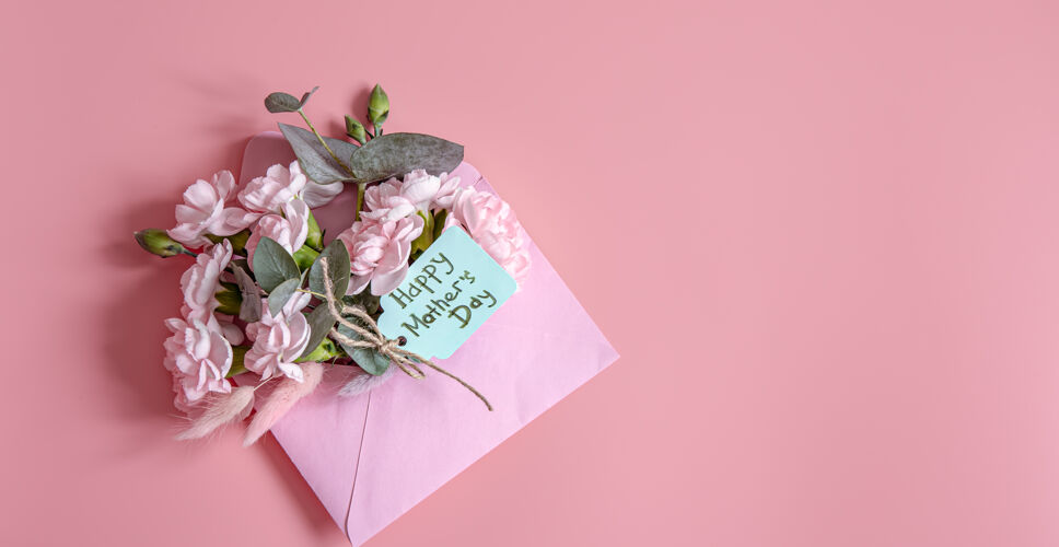 愿望用鲜花和题词“母亲节快乐”平躺在信封上的喜庆作文构图花春天
