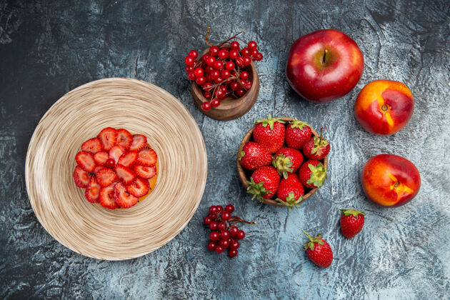 成熟黑色表面上有新鲜草莓的水果蛋糕俯视图水果葡萄干深色