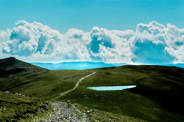 天空阿根廷多云的天空下三座山峰的迷人景色Pico峰山