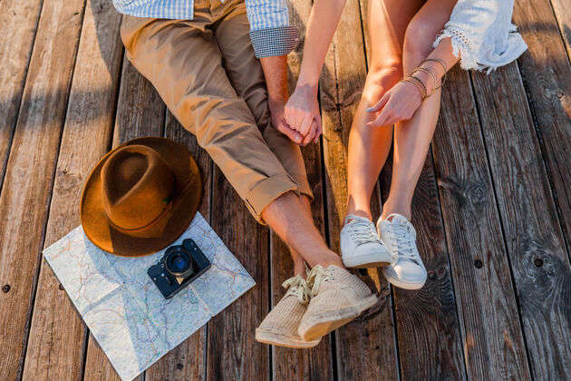 旅行上图是穿着运动鞋在夏天旅行的情侣的双腿年轻阳光约会