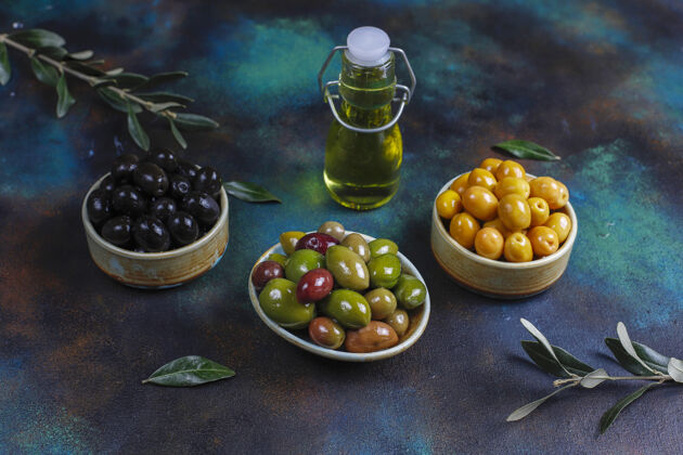 素食各种绿色和黑色的全橄榄自然早餐传统