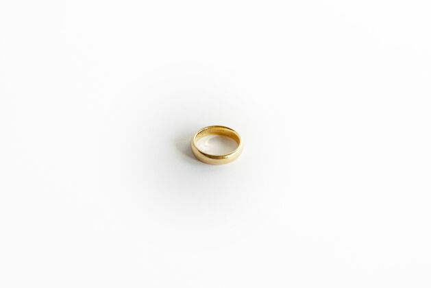 特写特写镜头的金色戒指孤立的白色背景婚礼戒指一件