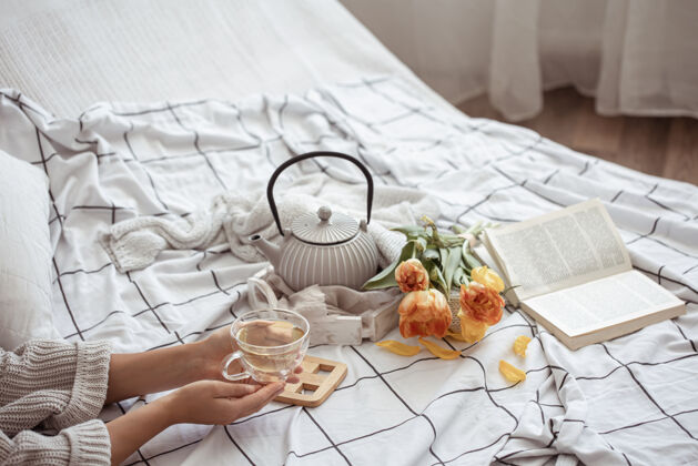 静物一杯茶 一个茶壶 一束郁金香和一本书躺在床上的静物画花房子茶