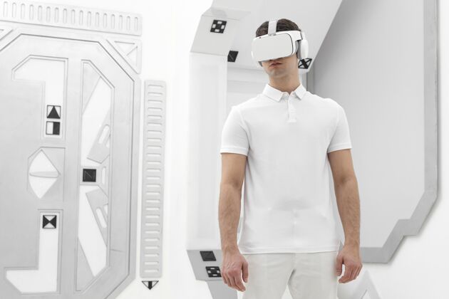 模型年轻人用虚拟现实模拟器设备男性人