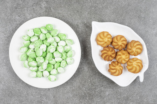 美食甜甜可口的棕色酥饼饼干和绿色糖果招待甜点自制