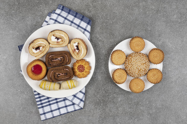 顶视图各种美味的饼干放在白色盘子里糕点美味面包房