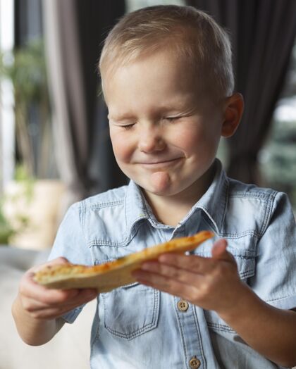 食物中枪笑脸小子配披萨片美味美味烹饪