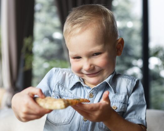 童年笑脸小子拿着披萨片食物美食水平