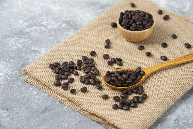 种子装满粗麻布烤咖啡豆的木勺美食烤咖啡