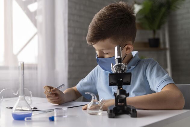 显微镜中枪小子在学习学习中枪学校