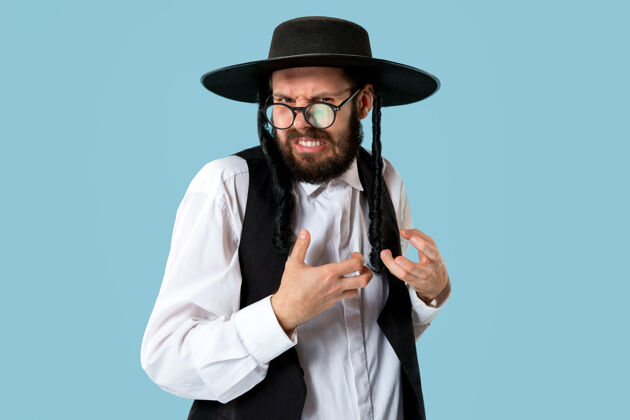 犹太教堂一个年轻的东正教犹太男子在节日的肖像普瑞姆节日 庆祝活动 犹太教 宗教概念人类的情感肖像以色列犹太人