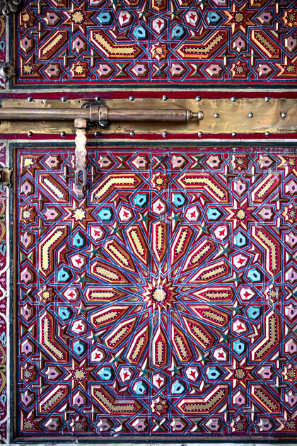 门特写的螺栓上的古老的门在东方风格与许多细节装饰细节明亮的