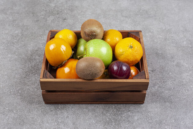 美味的木篓里放着各种甜美的新鲜水果柑橘柑橘水果