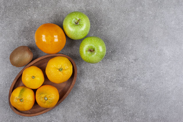 木头新鲜的各种水果放在木制的厨房板上美味水果苹果