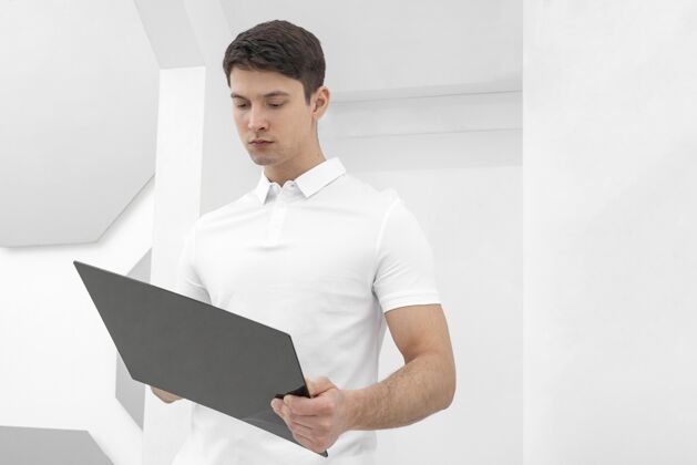 单色穿白衣服的年轻人用平板电脑平板电脑技术模型