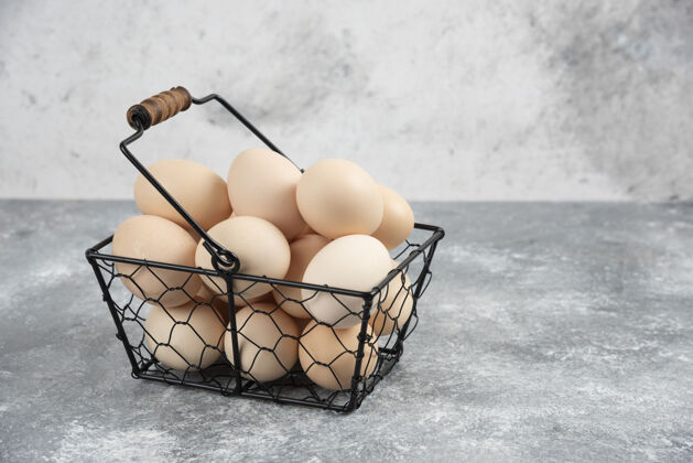 营养的在大理石表面放一篮新鲜的有机生鸡蛋农场生的烹饪