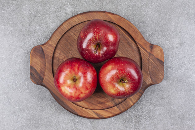 农业三个红苹果在木板上苹果零食成熟的